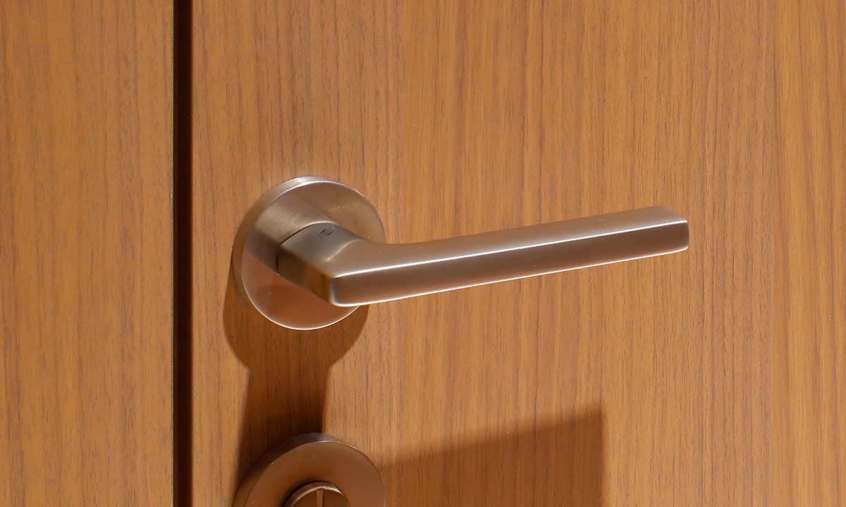 ノブに手を掛けたときの手触り、ドア面素材とのコントラスト[SUPREMO]MORIMOTO