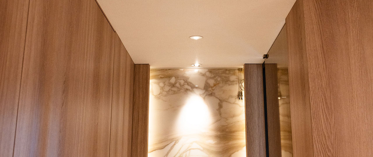 ピンライトの温もり、間接照明のやさしさ [SUPREMO]