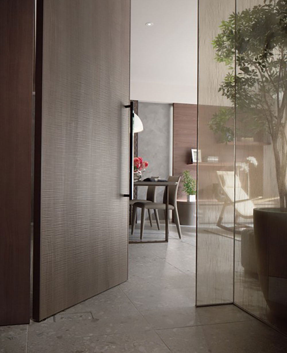 レザー仕上げの重厚なリビングドア