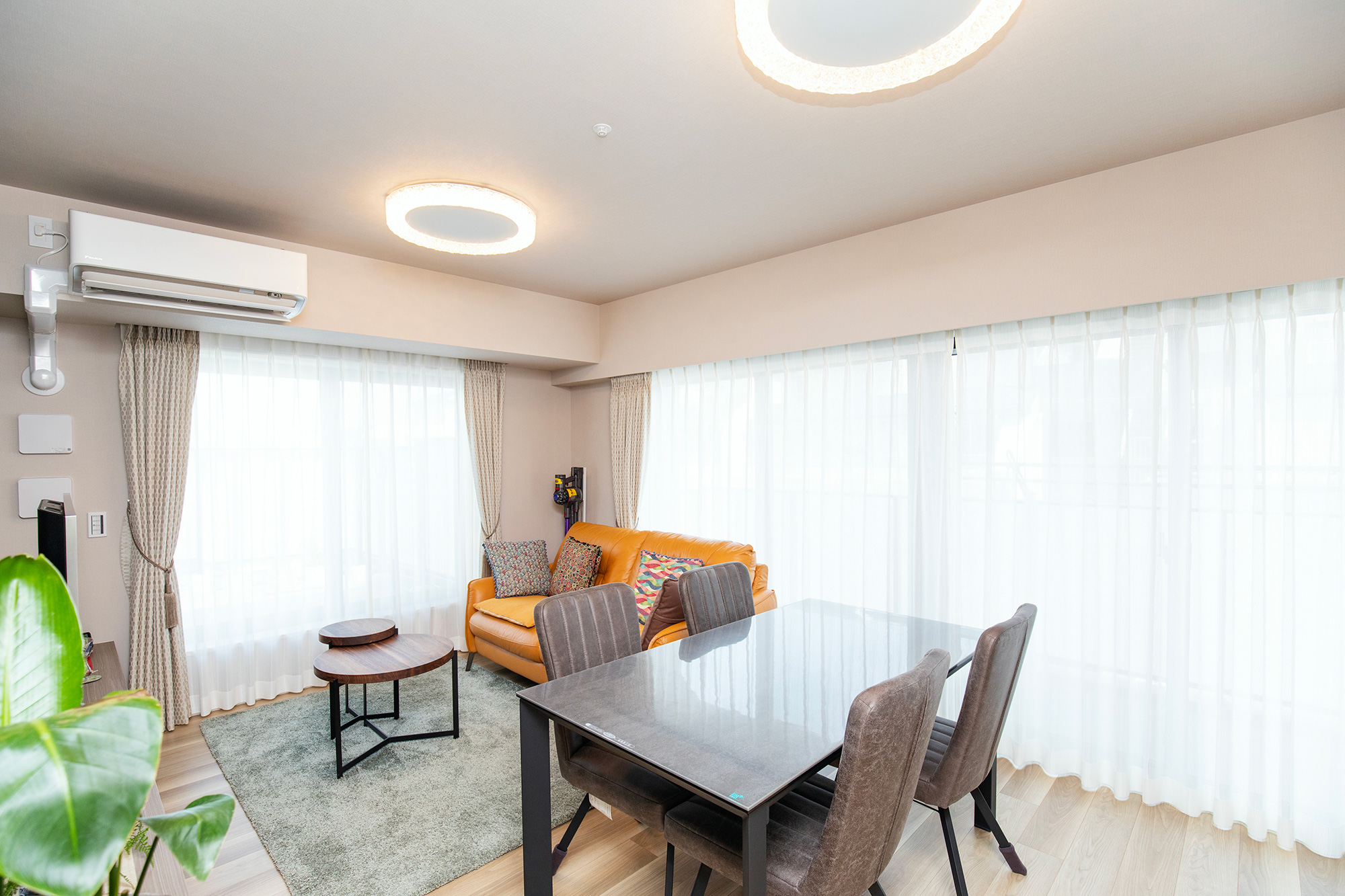 リビングは角部屋だからこそ叶う2面採光。窓の先には広々としたバルコニーが続き、開放的。