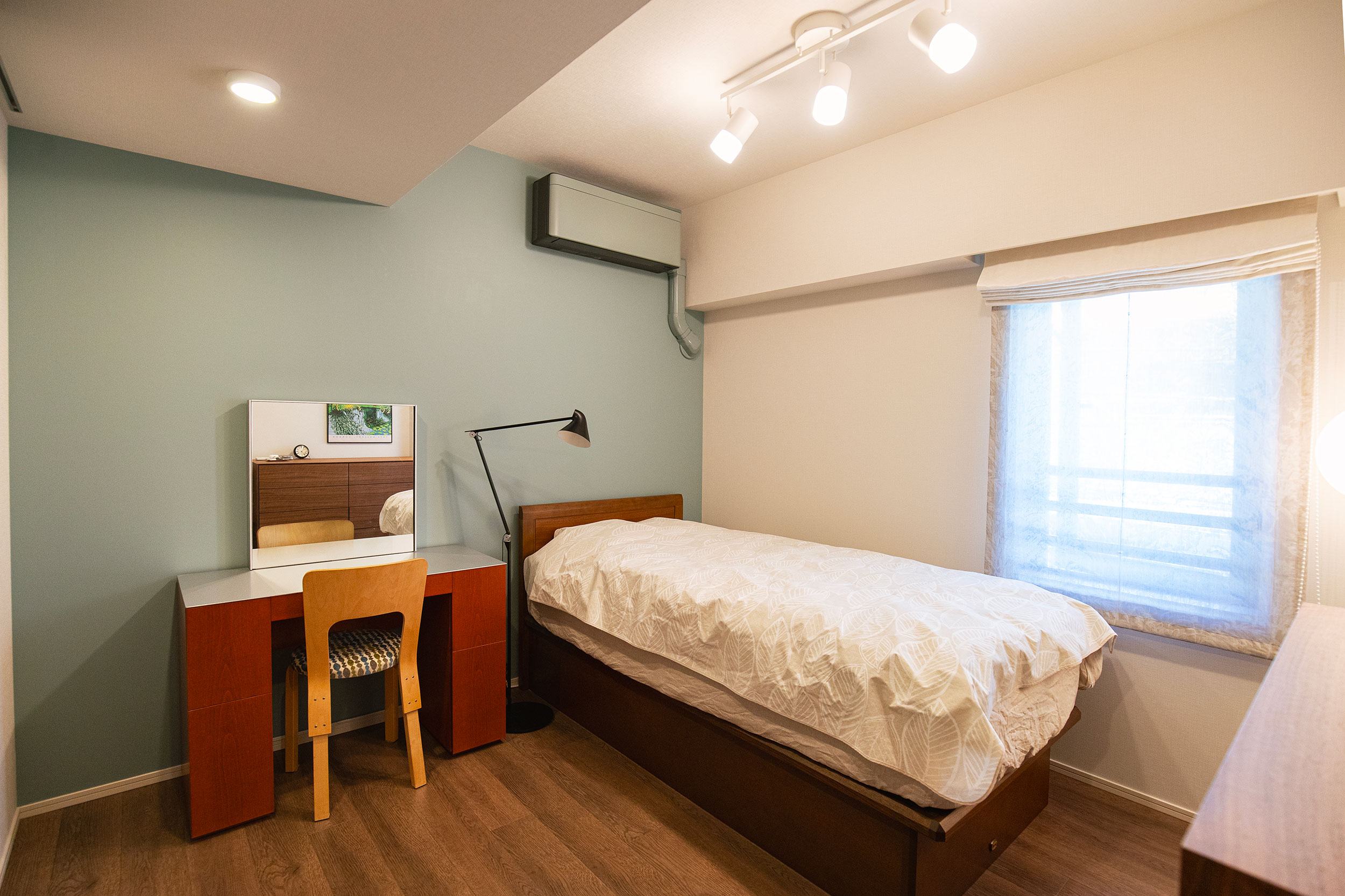 アクセントクロスを取り入れたお部屋。明るさと落ち着きのバランスのとれたブルーが居心地の良さを引き立たせます