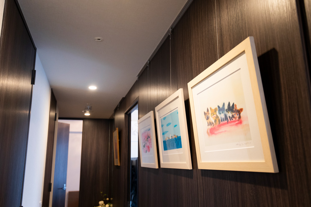 ご家族3人ともに絵画がお好きで、ピクチャーレールが随所に設置されている。