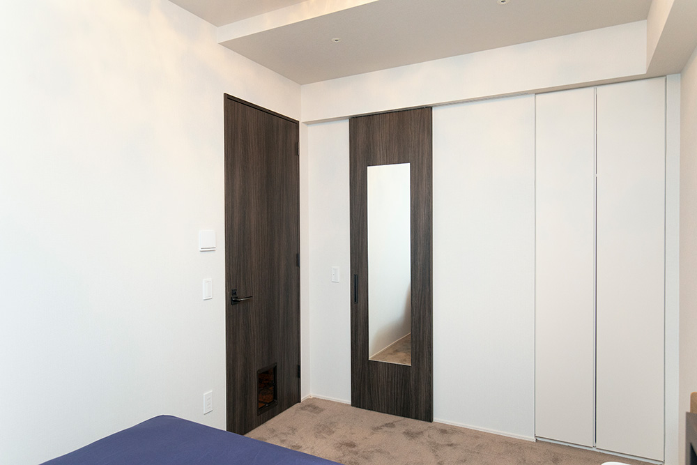 各部屋に姿見を置きたかったというK様。クローゼットのドアにスタイルオーダーで姿見を設置。